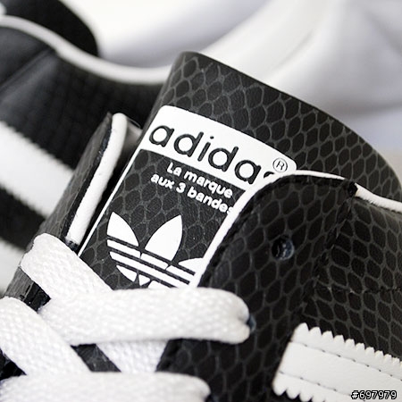 有人準備要衝 adidas X atmos 十周年限定 夜光黑蛇嘛?