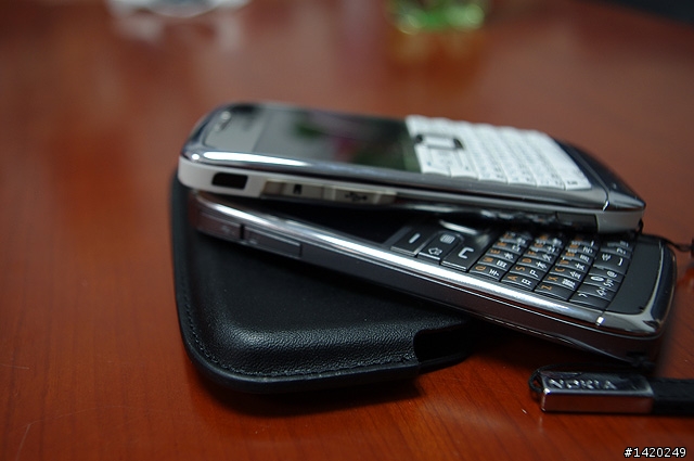 輕薄有型～新手不走商務路線的NOKIA E72灰銀版使用分享
