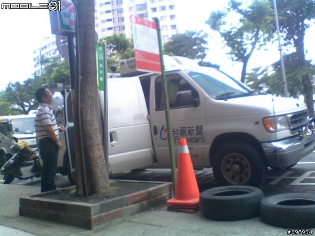 衛星轉播車停在公車格......