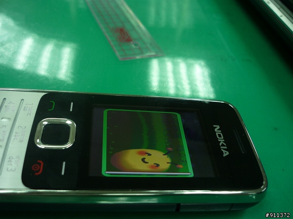 請教使用nokia2730的大大，你們的手機螢幕從側面看會變黑嗎?