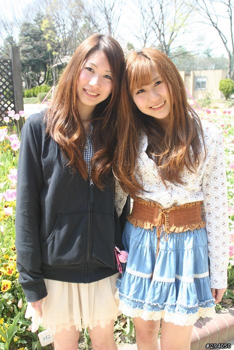 賞花的日本美少女