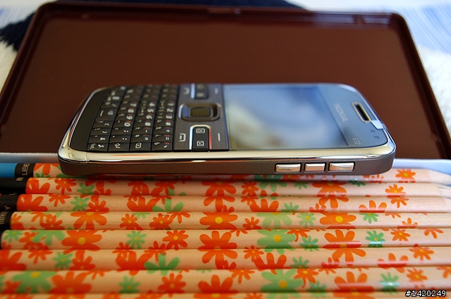 輕薄有型～新手不走商務路線的NOKIA E72灰銀版使用分享
