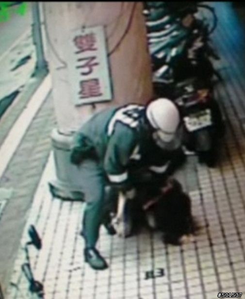 [補充]檳榔西施襲警過程截圖(被摔前的關鍵問題 + 推倒前、後截圖)……………………討論法規問題的網友請“和平討論”
