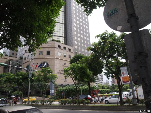 [假日市區]台北市敦化南路自行車道悠閒騎