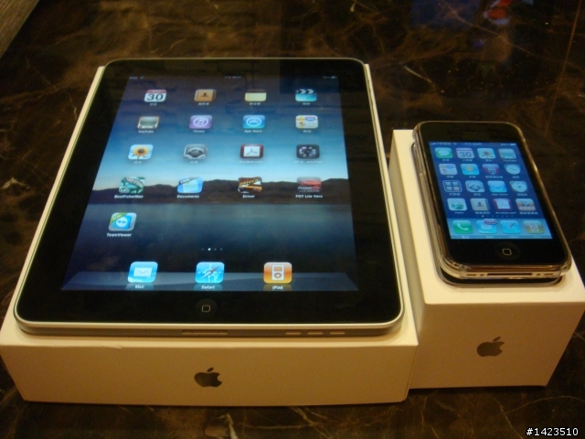 搶鮮美國帶回來的 iPad 16G 給小二女兒的新玩具