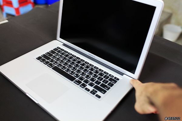 終於輪到我PO開箱文了..15" i7 霧面螢幕