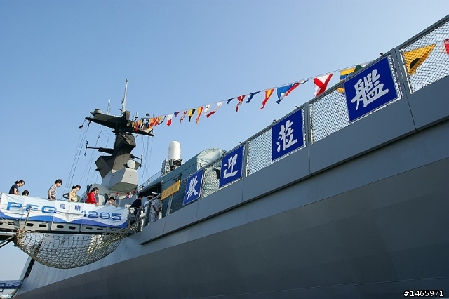 乘長風~破巨浪~我海軍~勇向前航......海軍敦睦艦在安平商港!!!
