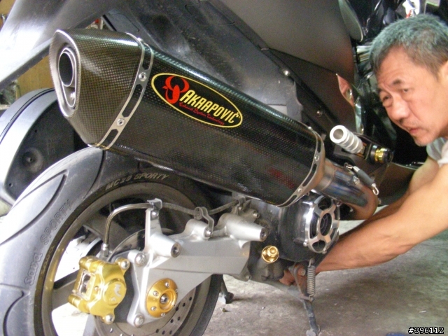 G-MAX 200 與Akrapovic 蠍子六角碳纖維管之低調邂逅