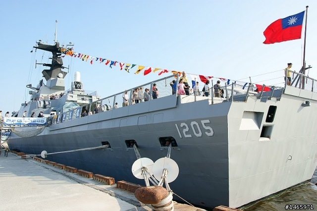 乘長風~破巨浪~我海軍~勇向前航......海軍敦睦艦在安平商港!!!