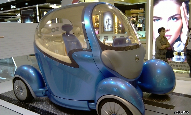 在高雄左營新光三越看到未來概念車''pivo2''