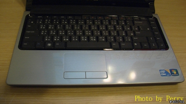 Dell Studio 1458我家的黑貓來開箱也是我的第一篇開箱文