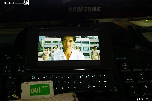 有了N900坐車時間都變短了..除了發射憤怒飛鳥痛K偷蛋的綠豬.還可以看電影聽音樂..