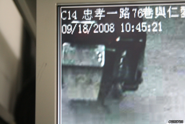 幫幫忙~緊急事件!!!!請各位"柯南"大大幫幫忙!!!(還原車牌,找出小偷)