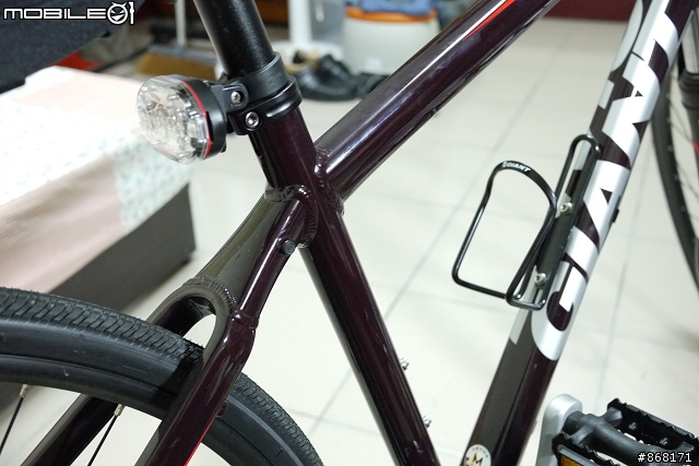 有著公路車大腳的登山車－GIANT ROAM1