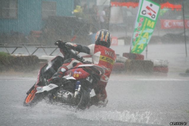 大雨中的勁戰~~帥斃了!!!!