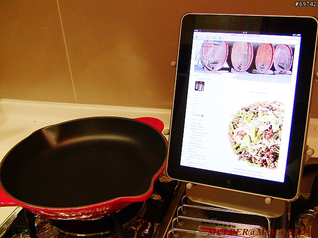 [MoMo桑分享] LUXA2 H4 Holder:iPad 最棒的iPad桌上立架/支架 !!