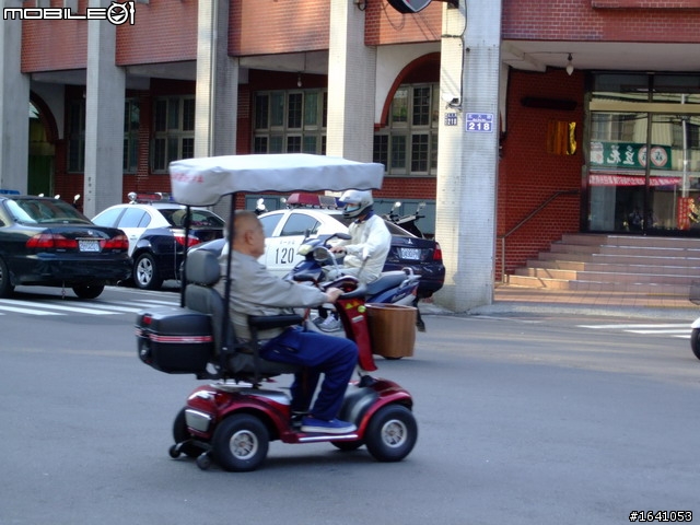 斑馬線及路口十公尺禁止停車,但是特權人種與車種除外