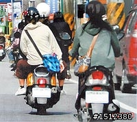 沒戴安全帽? 騎士不服警蠻幹