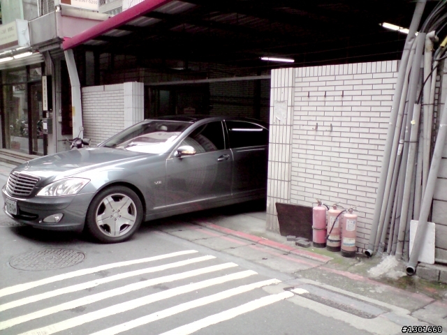 車頭霸氣,車身低調,車尾嚇一跳...
