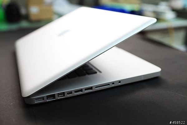 終於輪到我PO開箱文了..15" i7 霧面螢幕