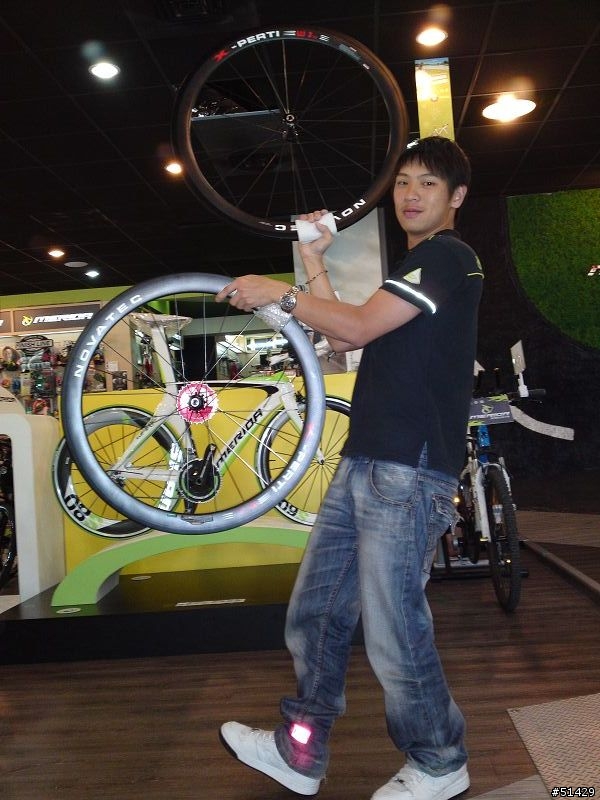 [開箱]犀牛的第一組板輪~Novatec X-Perti W350[6/5補圖更新]