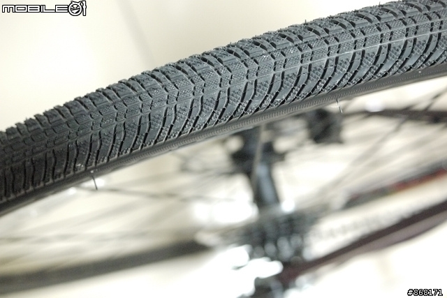有著公路車大腳的登山車－GIANT ROAM1