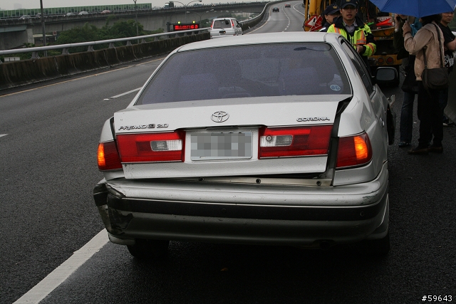 徵求目擊者  5/10早上8:15中山高汐五高架路段南下22.4公里處