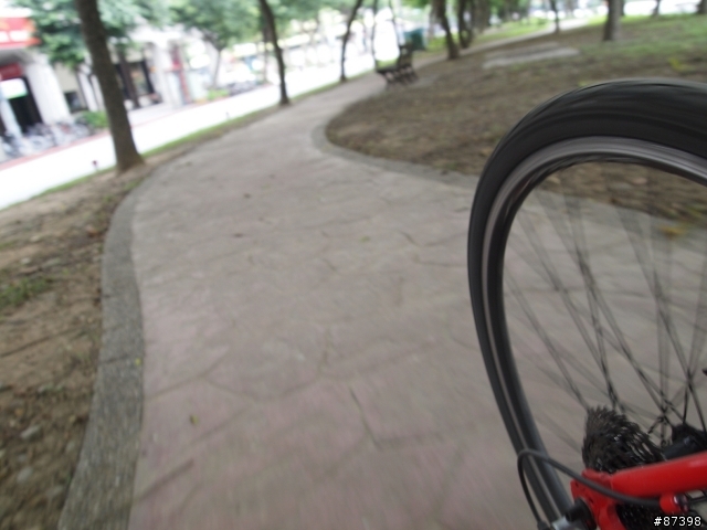 [假日市區]台北市敦化南路自行車道悠閒騎
