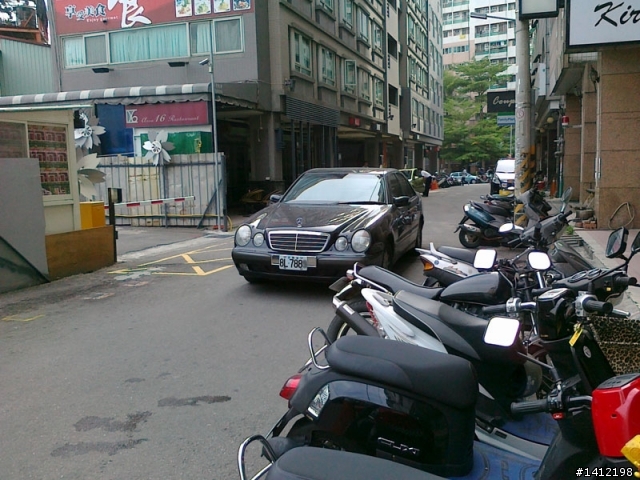 一車佔二位算啥，馬路中間直接當停車場才猛!!