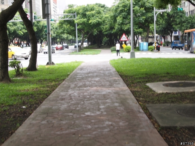 [假日市區]台北市敦化南路自行車道悠閒騎