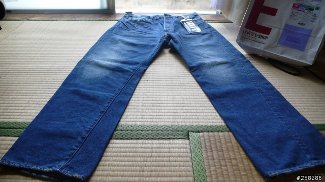 LVC  55501-052...  變成龍袍了