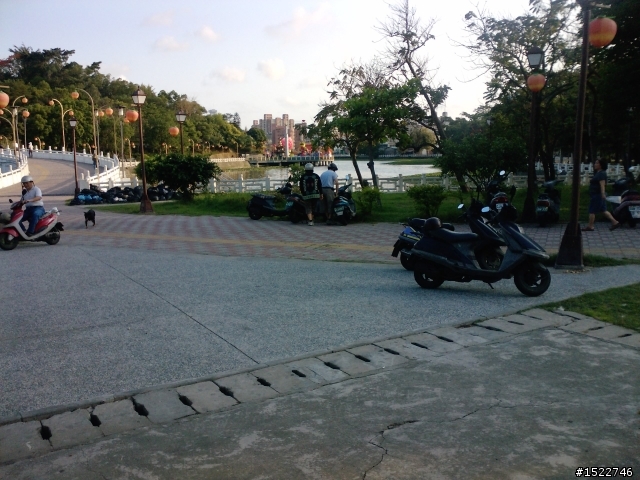 高雄市著名風景區(公園)內機車橫行無阻蔚為奇觀，卡拉OK佔地為王~