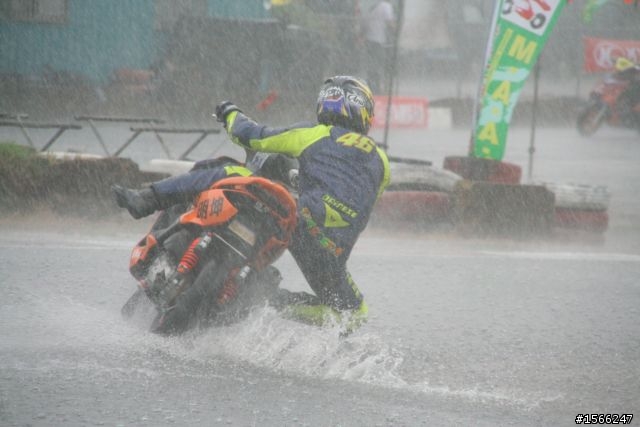 大雨中的勁戰~~帥斃了!!!!