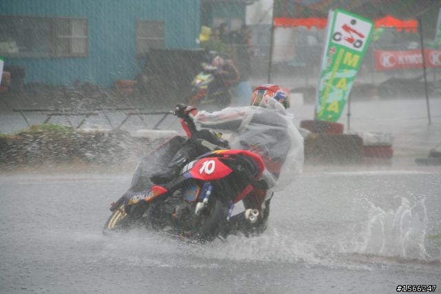 大雨中的勁戰~~帥斃了!!!!