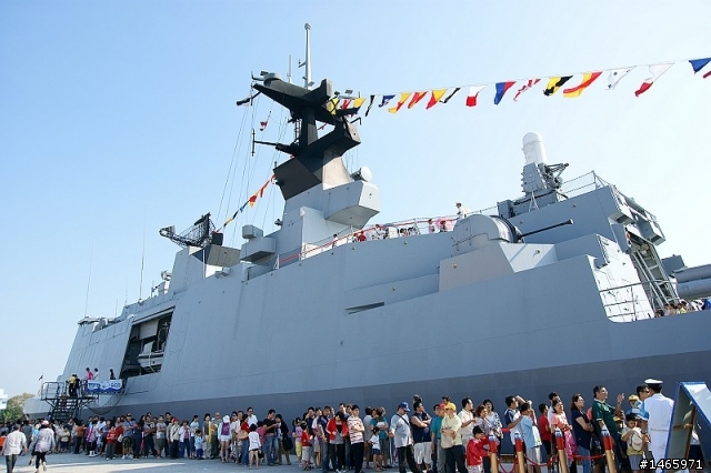 乘長風~破巨浪~我海軍~勇向前航......海軍敦睦艦在安平商港!!!