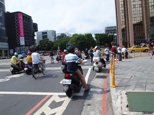 [假日市區]台北市敦化南路自行車道悠閒騎