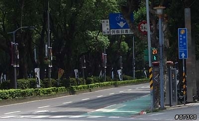 [假日市區]台北市敦化南路自行車道悠閒騎