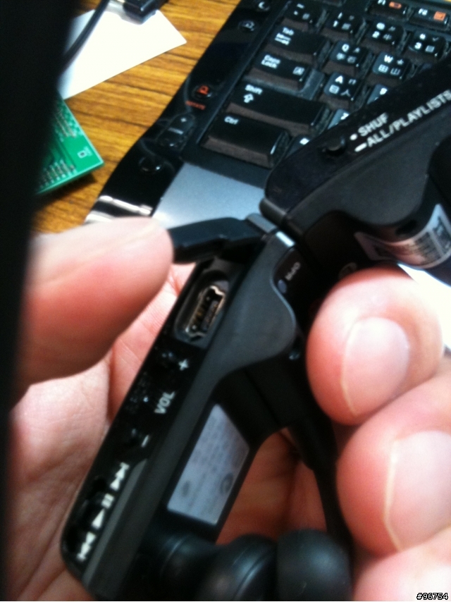 [開箱]Sony NWZ-W252 無線隨身聽簡陋開箱..