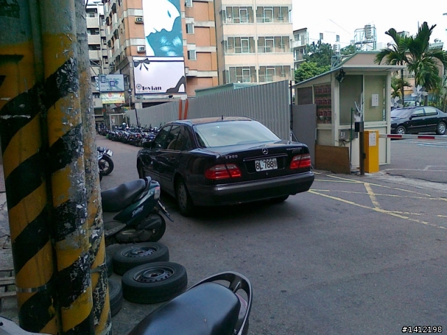 一車佔二位算啥，馬路中間直接當停車場才猛!!