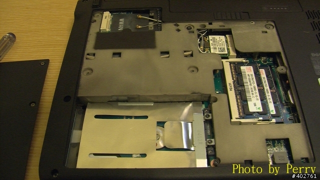 Dell Studio 1458我家的黑貓來開箱也是我的第一篇開箱文