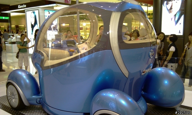 在高雄左營新光三越看到未來概念車''pivo2''