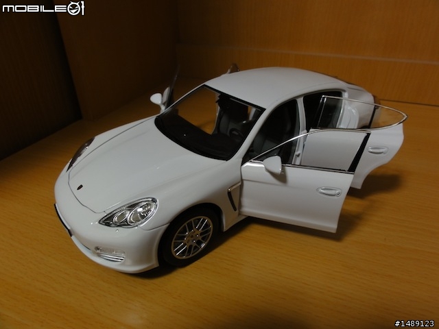 [開箱]保時捷原廠精品－白色Panamera 4S！