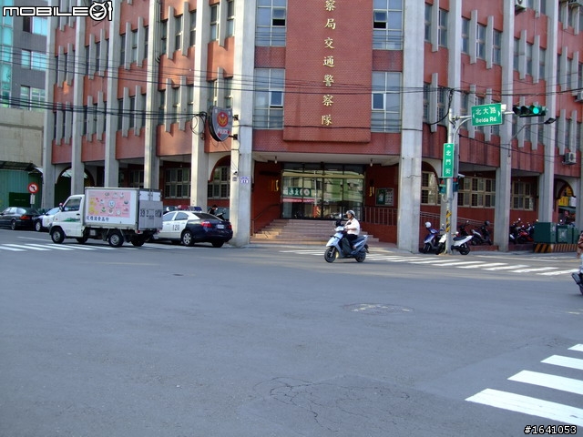 斑馬線及路口十公尺禁止停車,但是特權人種與車種除外