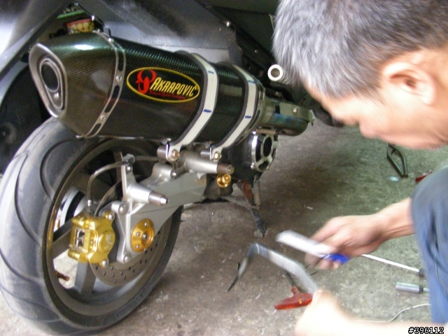 G-MAX 200 與Akrapovic 蠍子六角碳纖維管之低調邂逅