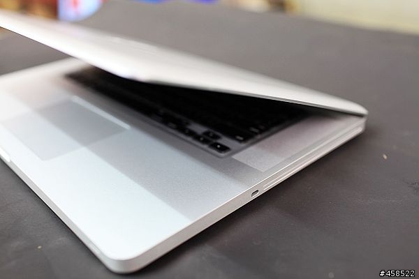終於輪到我PO開箱文了..15" i7 霧面螢幕