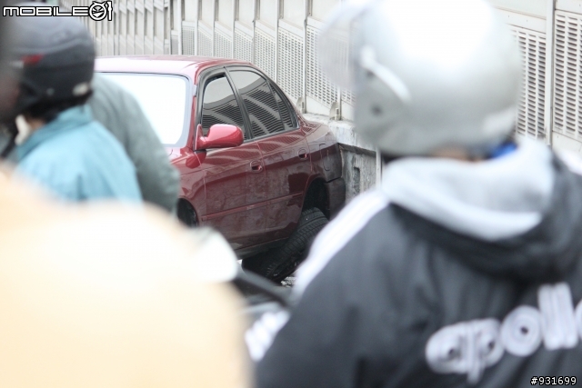 重陽橋機車道車禍，疑汽車失控衝入!(附圖)