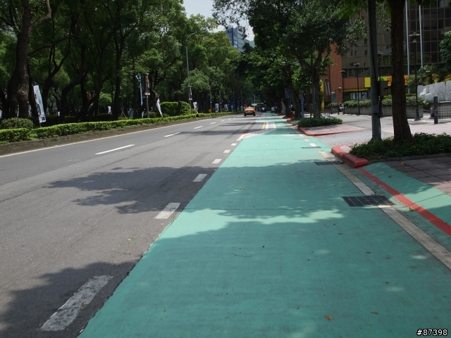 [假日市區]台北市敦化南路自行車道悠閒騎