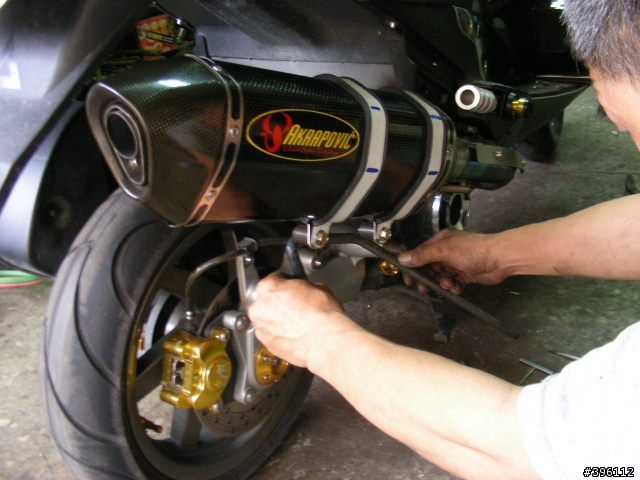 G-MAX 200 與Akrapovic 蠍子六角碳纖維管之低調邂逅