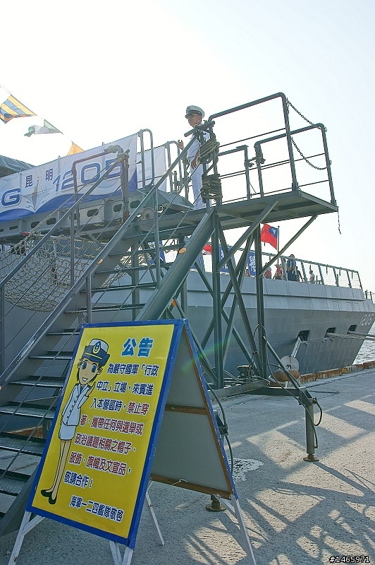 乘長風~破巨浪~我海軍~勇向前航......海軍敦睦艦在安平商港!!!