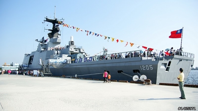 乘長風~破巨浪~我海軍~勇向前航......海軍敦睦艦在安平商港!!!